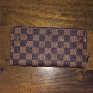 {NWOT} Louis Vuitton Wallet NOT REAL